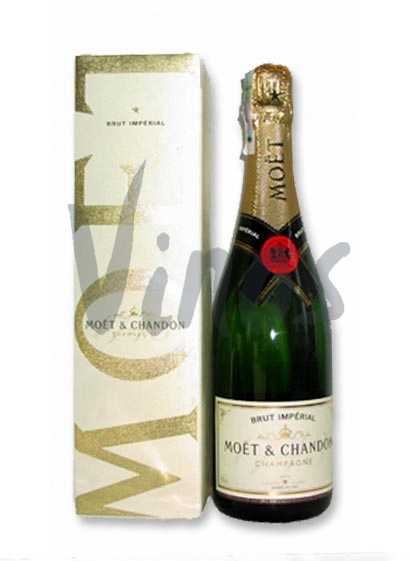 Шампанское Moet&Chandon Brut Imperial - Подарочная упаковка. Это шампанское было названо императорским в честь дружбы Жана–Реми Моэта и Наполеона Бонапарта, который поддерживал особые отношения с фирмой “Moet” и навещал Жана–Реми каждый раз, когда бывал в Шампани.
Это выдержанное в течение трех лет шампанское считают одним из лидеров рынка шампанских вин: считается, что каждые 2 минуты в мире открывают бутылку Moet&Chandon Brut Imperial.