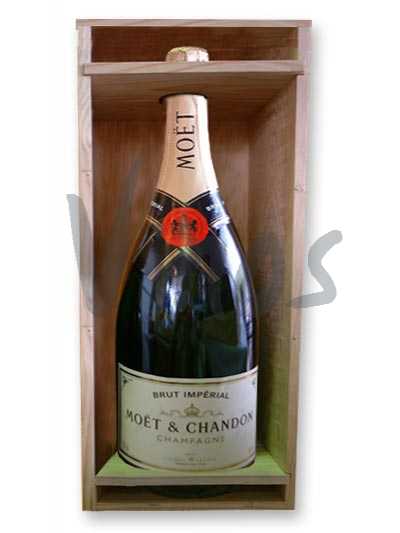 Шампанское Moet&Chandon Brut Imperial - Упаковка дерев.ящ..

Это шампанское было названо императорским в честь дружбы Жана–Реми Моэта и Наполеона Бонапарта, который поддерживал особые отношения с фирмой “Moet” и навещал Жана–Реми каждый раз, когда бывал в Шампани. 
Это выдержанное в течение трех лет шампанское считают одним из лидеров рынка шампанских вин: считается, что каждые 2 минуты в мире открывают бутылку Moet&Chandon Brut Imperial.
